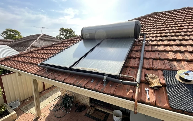 Roof-mounted close-coupled solar hot water system